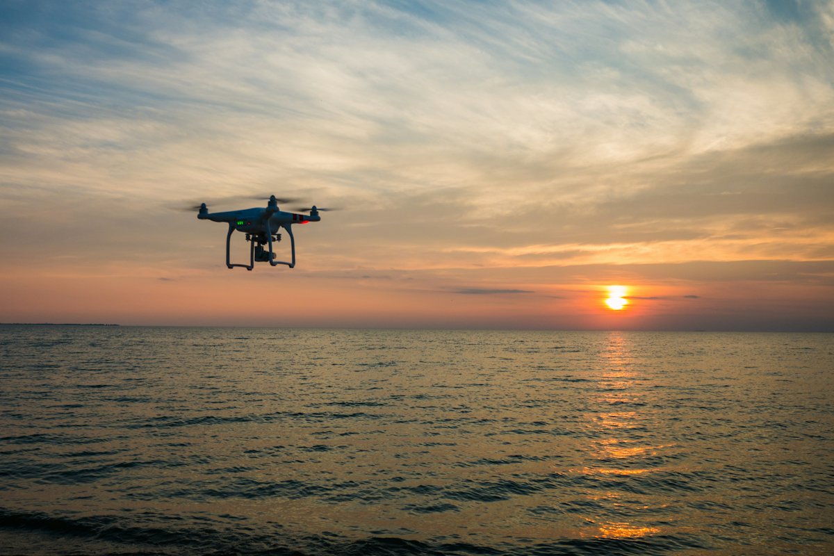 Drone σε πτήση πάνω από τη θάλασσα